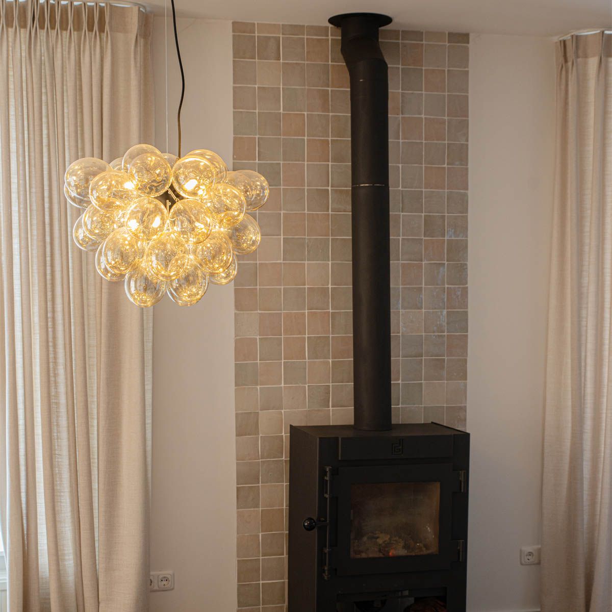 Smart hanglamp zwart met Amber glas incl. 8 Wifi g9 - Uvas