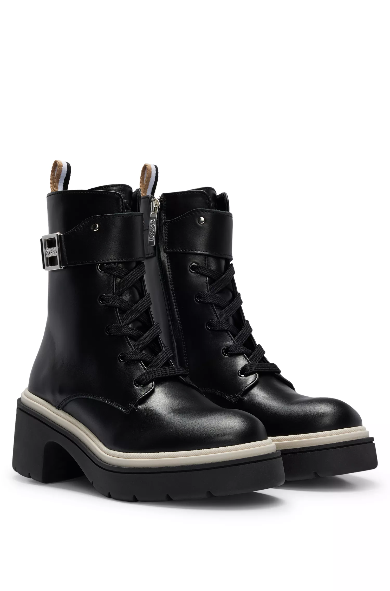 Botas BOSS pretas de couro com sola robusta e detalhe metálico com a marca.