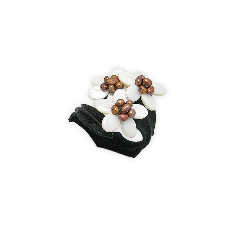 Bracelet 3 Fleurs en Nacre et Perles Blanc et Cuir Noir