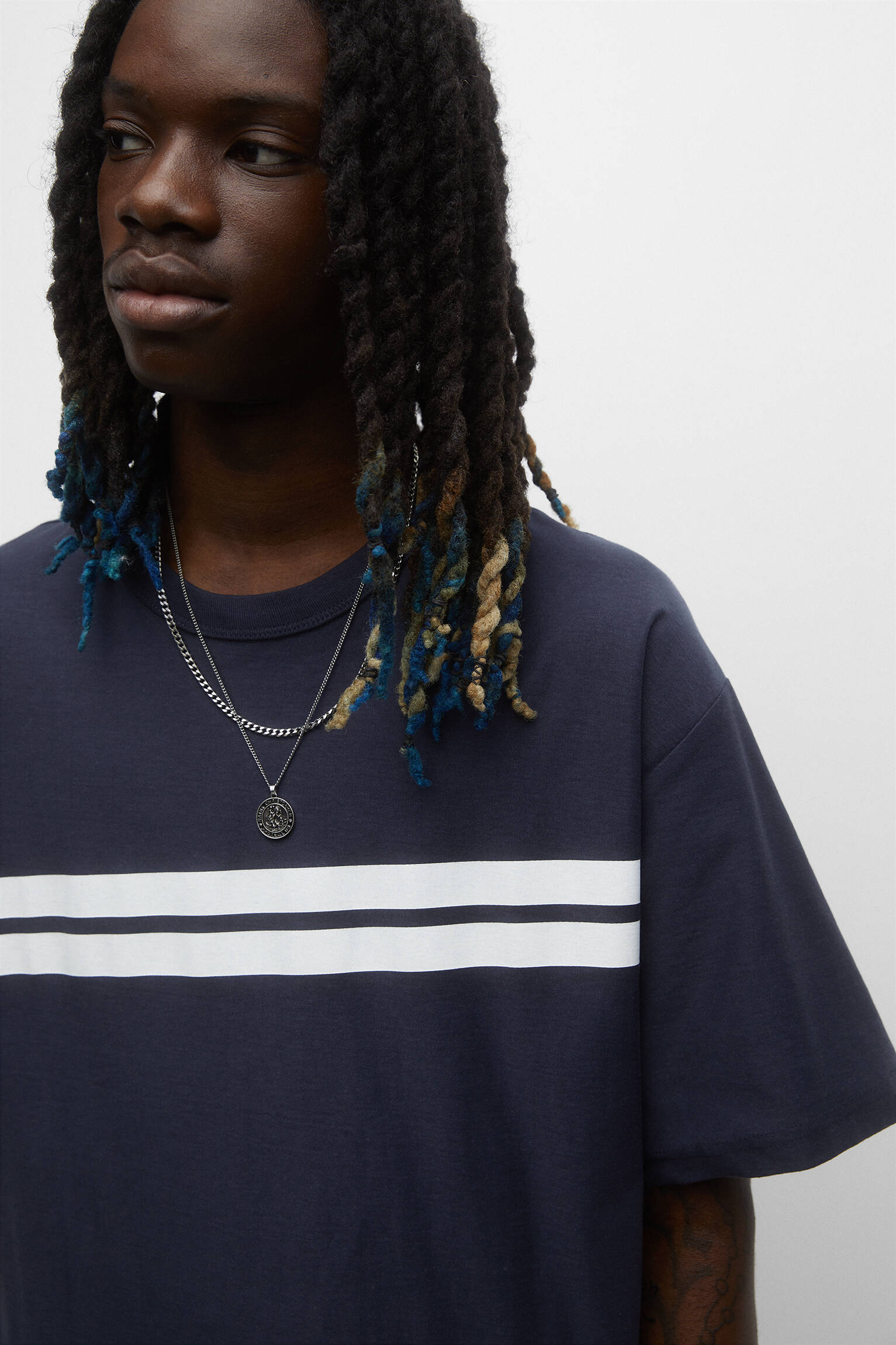 CAMISETA COM PAINEL LISTRADO - AZUL MARINHO