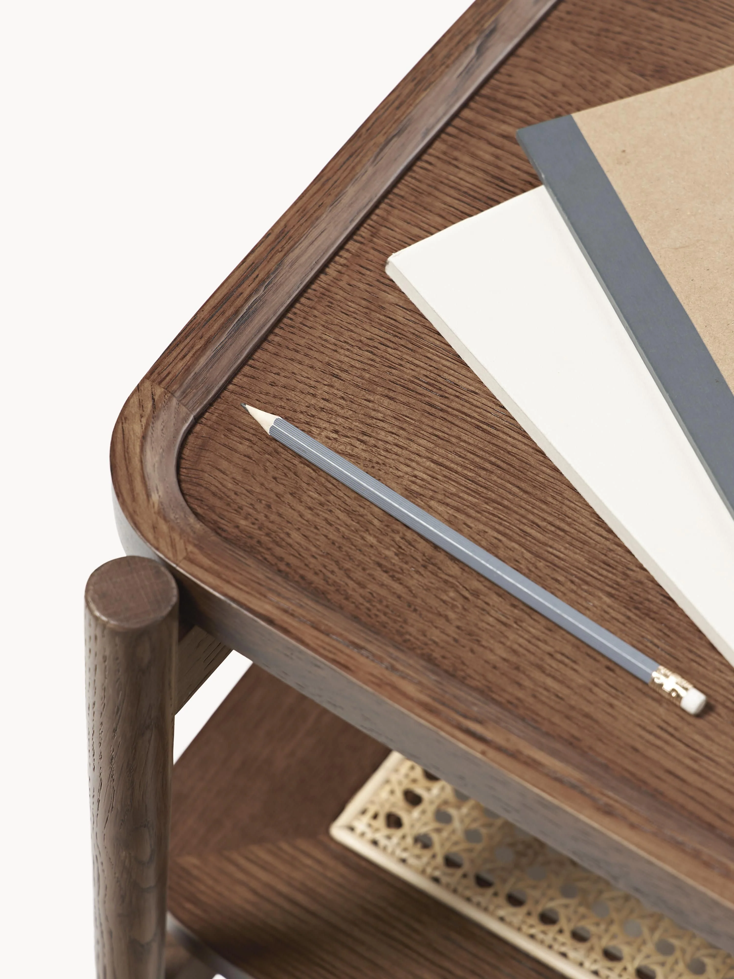 Houten salontafel Libby met plank van Weens vlechtwerk