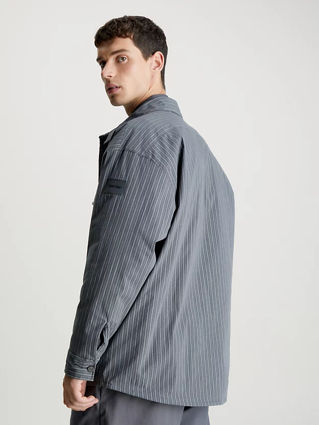 Camisa listrada acolchoada de corte folgado