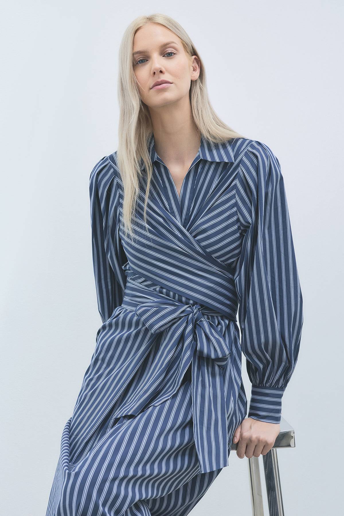 KarenMillen Robe Chemise Rayée en Popeline de Coton à Manches Bouffantes et Détail Portefeuille