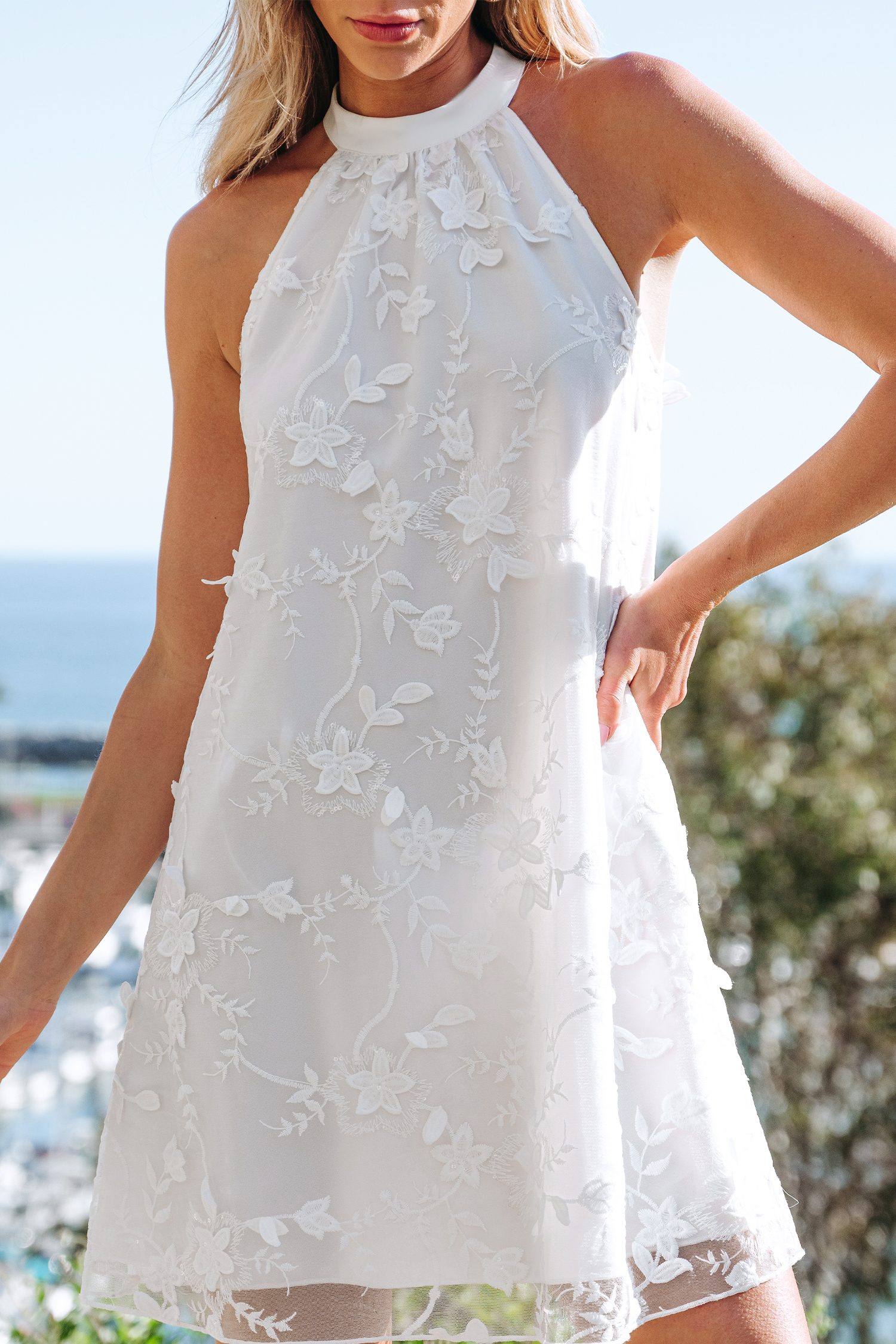 Robe mini sans manches à fleurs et col montant blanche