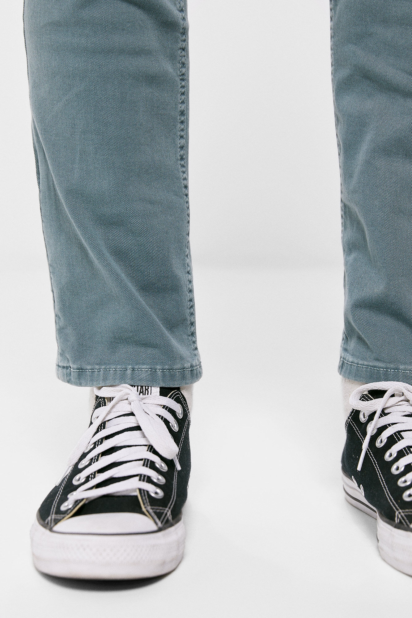 Calça de cinco bolsos com lavagem slim-fit