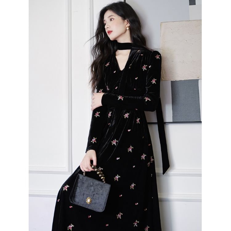 Nebbia - Set: Maxi-A-lijn jurk met lange mouwen, V-hals, geborduurde bloemen en fluweel + skinny sjaal