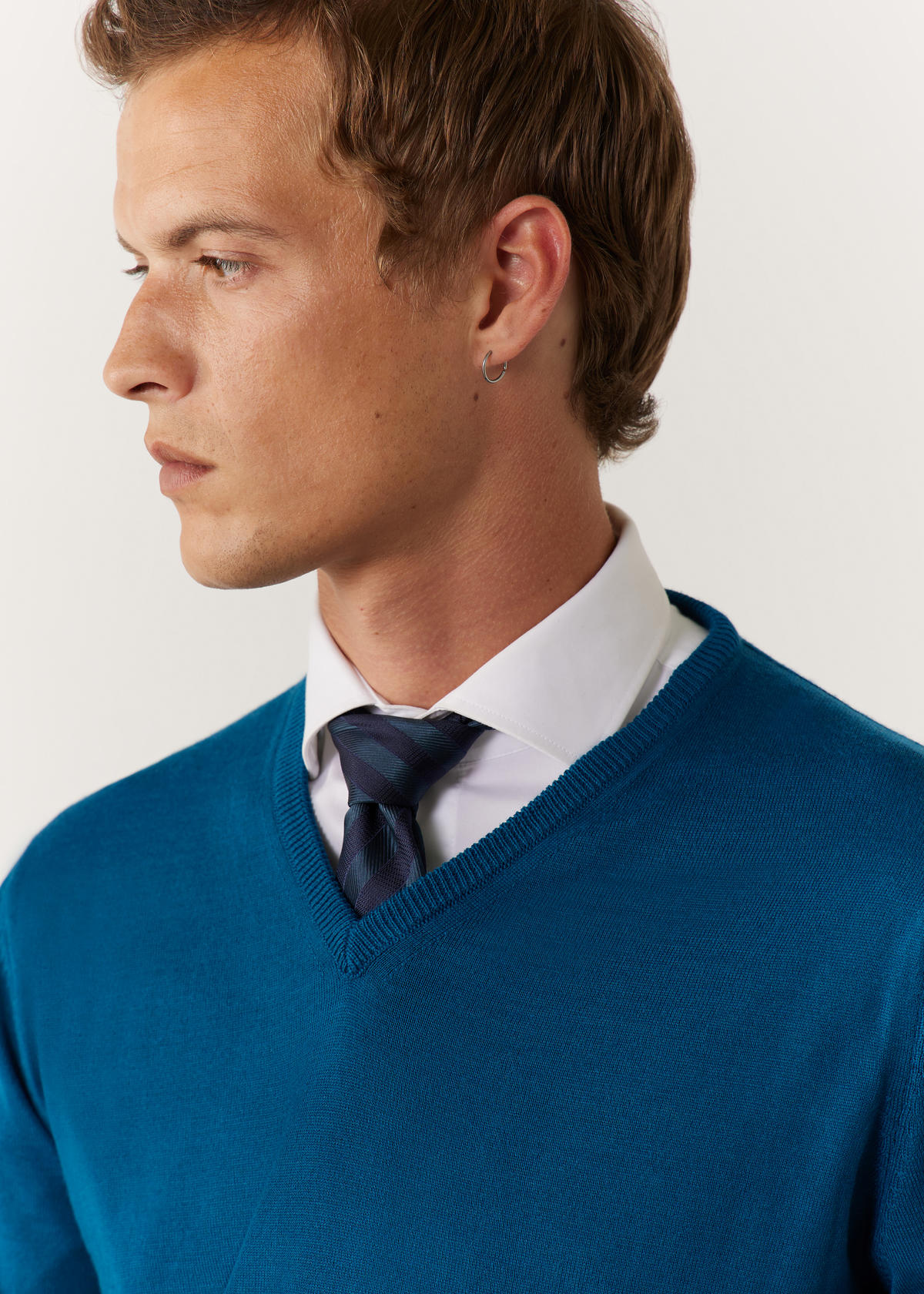 Pull col V en laine Mérinos mélangée unie bleu paon