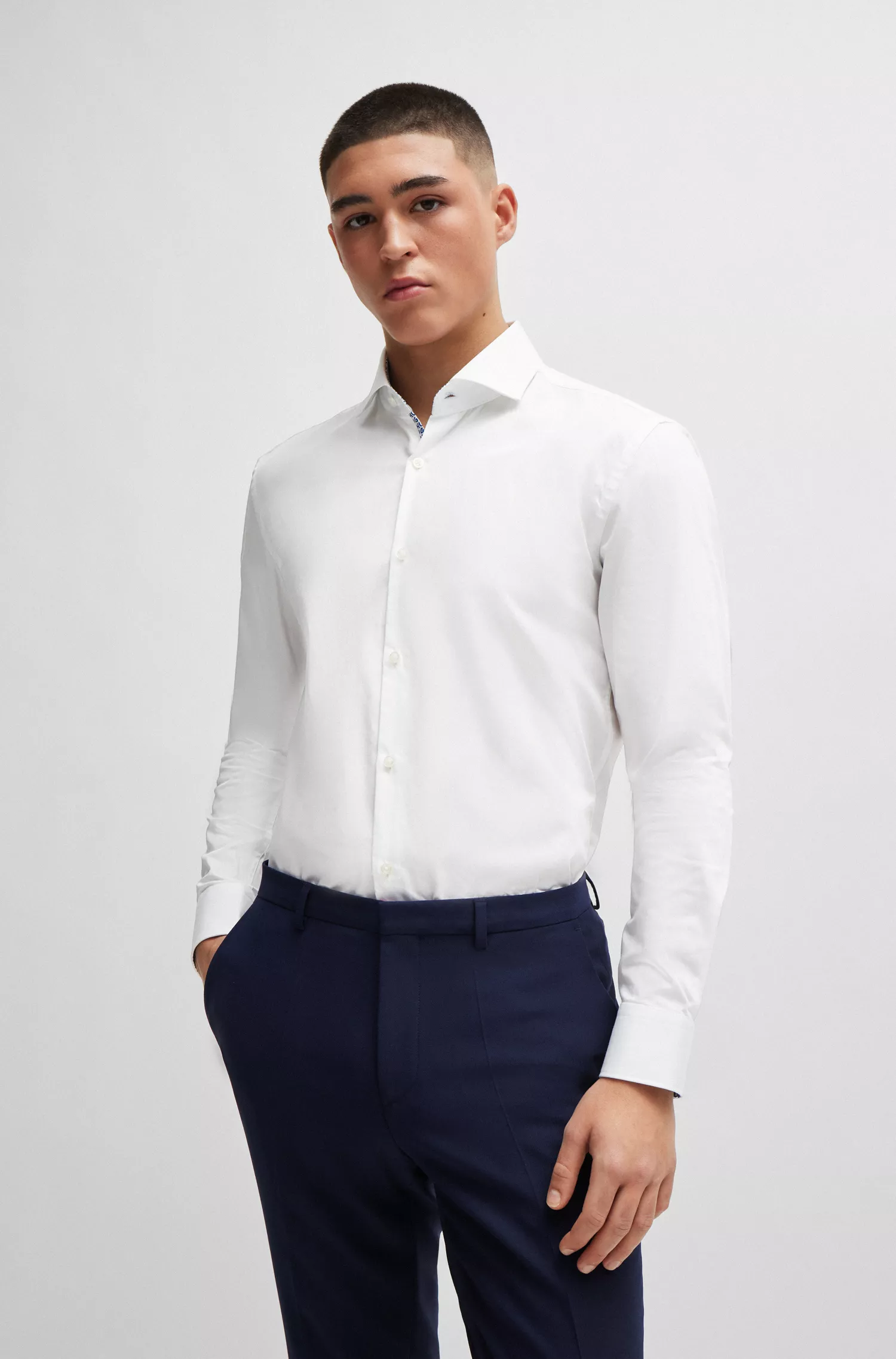 Camisa HUGO vermelha, corte slim, em sarja de algodão de fácil passar.