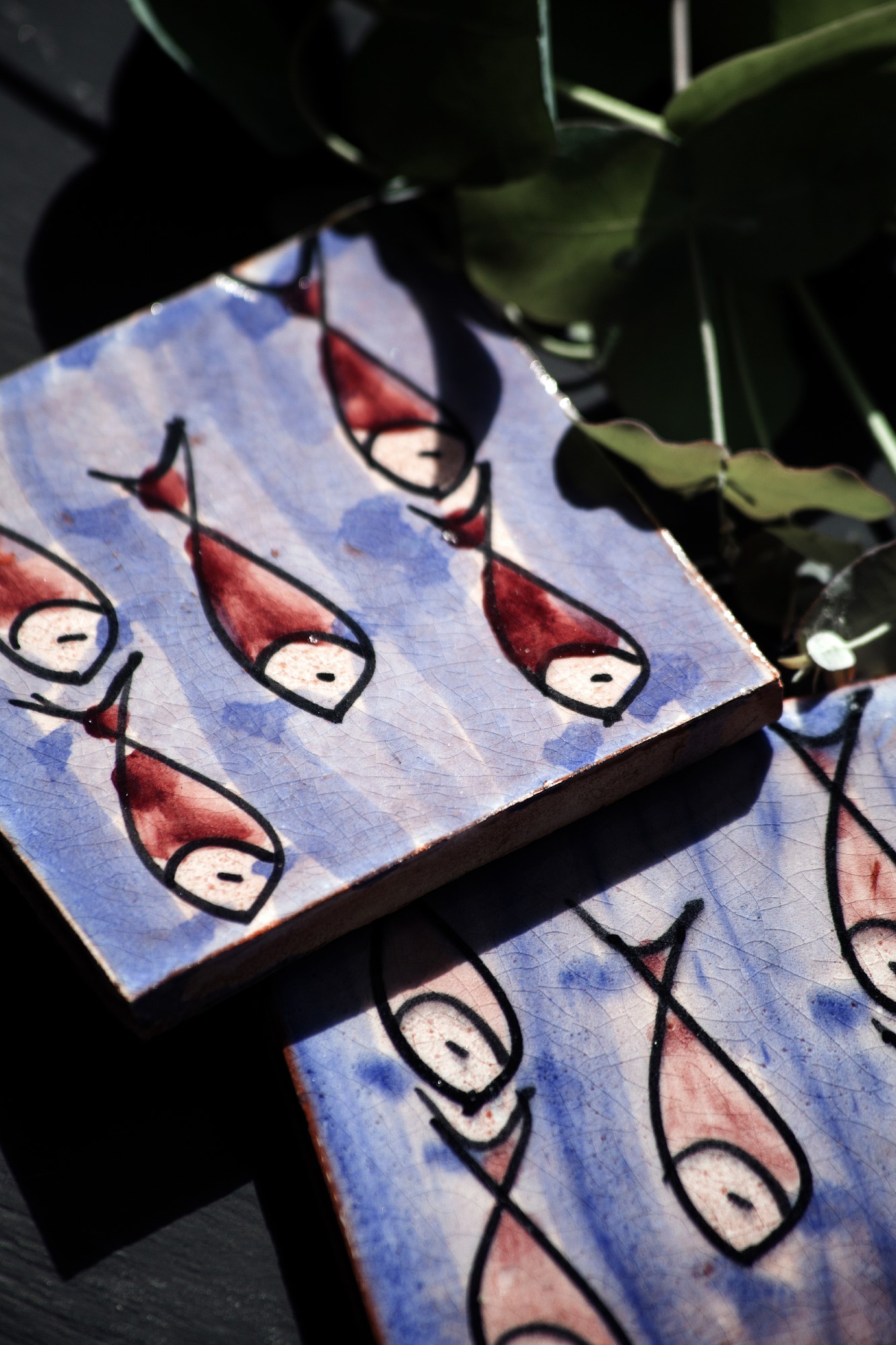 handglasierte Kachel 'poissons rouge', blau, rot, L 10 cm, B 10 cm, H 1cm von fischer's lagerhaus