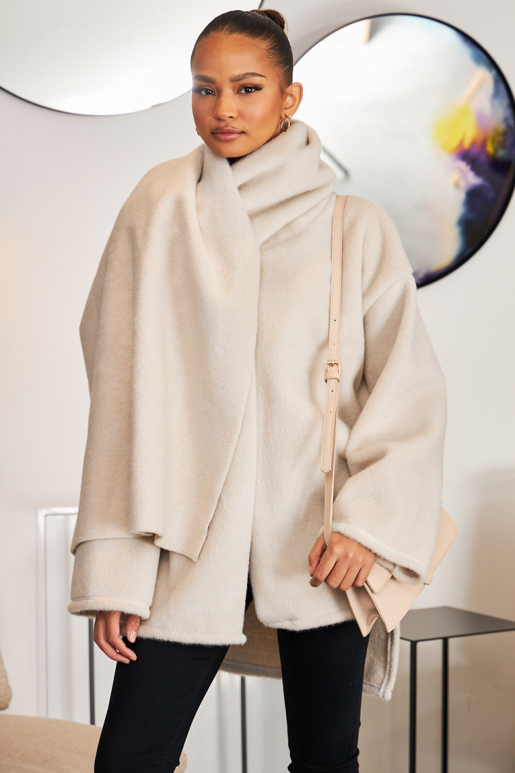 Veste texturée beige avec écharpe intégrée