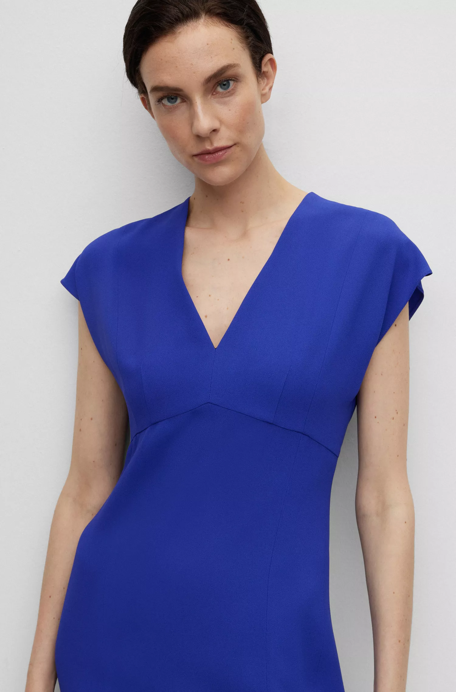 Vestido preto BOSS de corte justo com decote em V e mangas curtas.