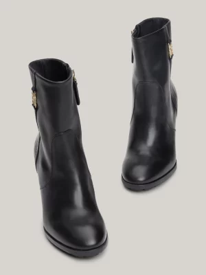 Botas de cano alto em couro com detalhes em metal
