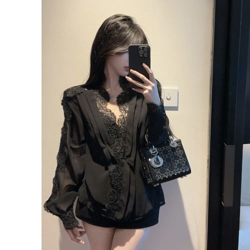 NENE - Blouse met lange mouwen, V-hals en kantpaneel / Hoge taille, effen hotpants
