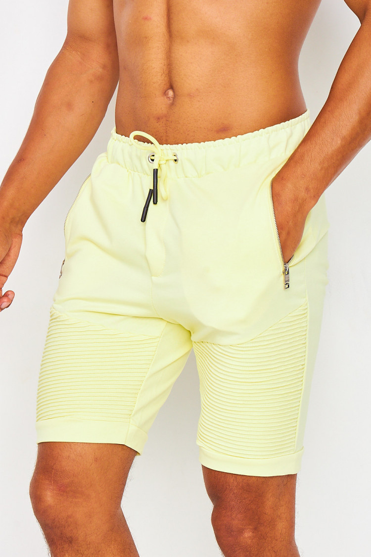 Short jaune avec motif en relief sur les cuisses