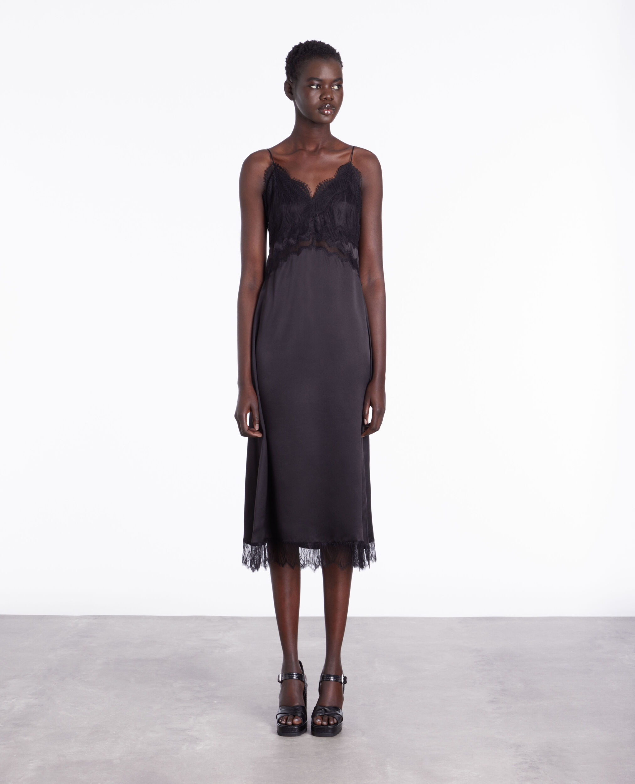 Robe nuisette longue en soie noire avec détails en dentelle