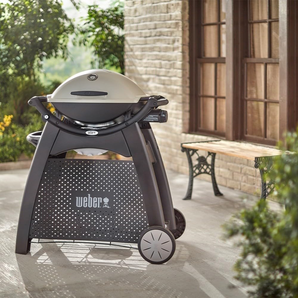 Weber Premium Rollwagen/Hochbelastbarer Terrassenständer mit Rädern für Gasgrills der Serie Q 2000, Mit integrierten Werkzeughaken, Seitengriff und Zubehörfach, 75,5 x 91 x 58 cm