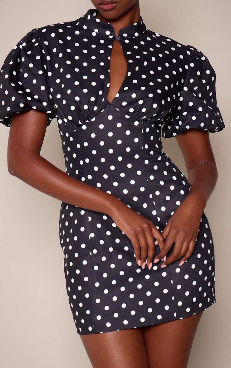 Noir Robe Courte À Pois Avec Manches Bouffantes Et Découpe Goutte D'eau