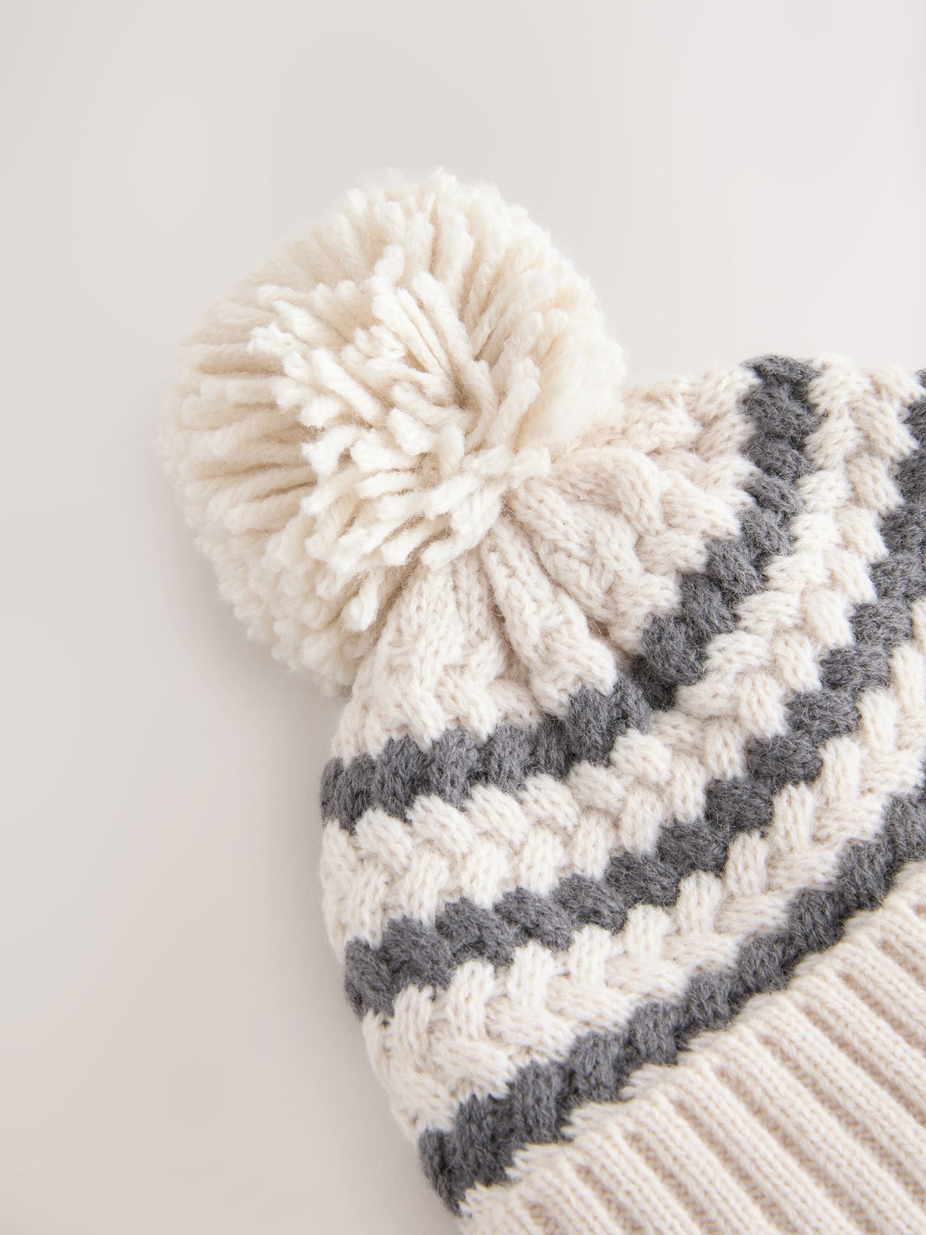 Monochroom gestreept - Gebreide Baby muts met pompon (0mnd -2jr)