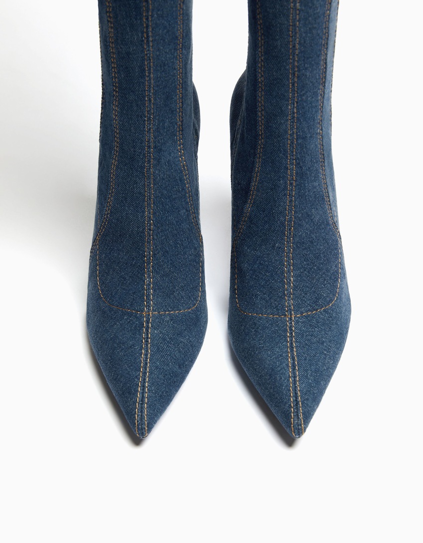 Botas jeans de salto alto acima do joelho
