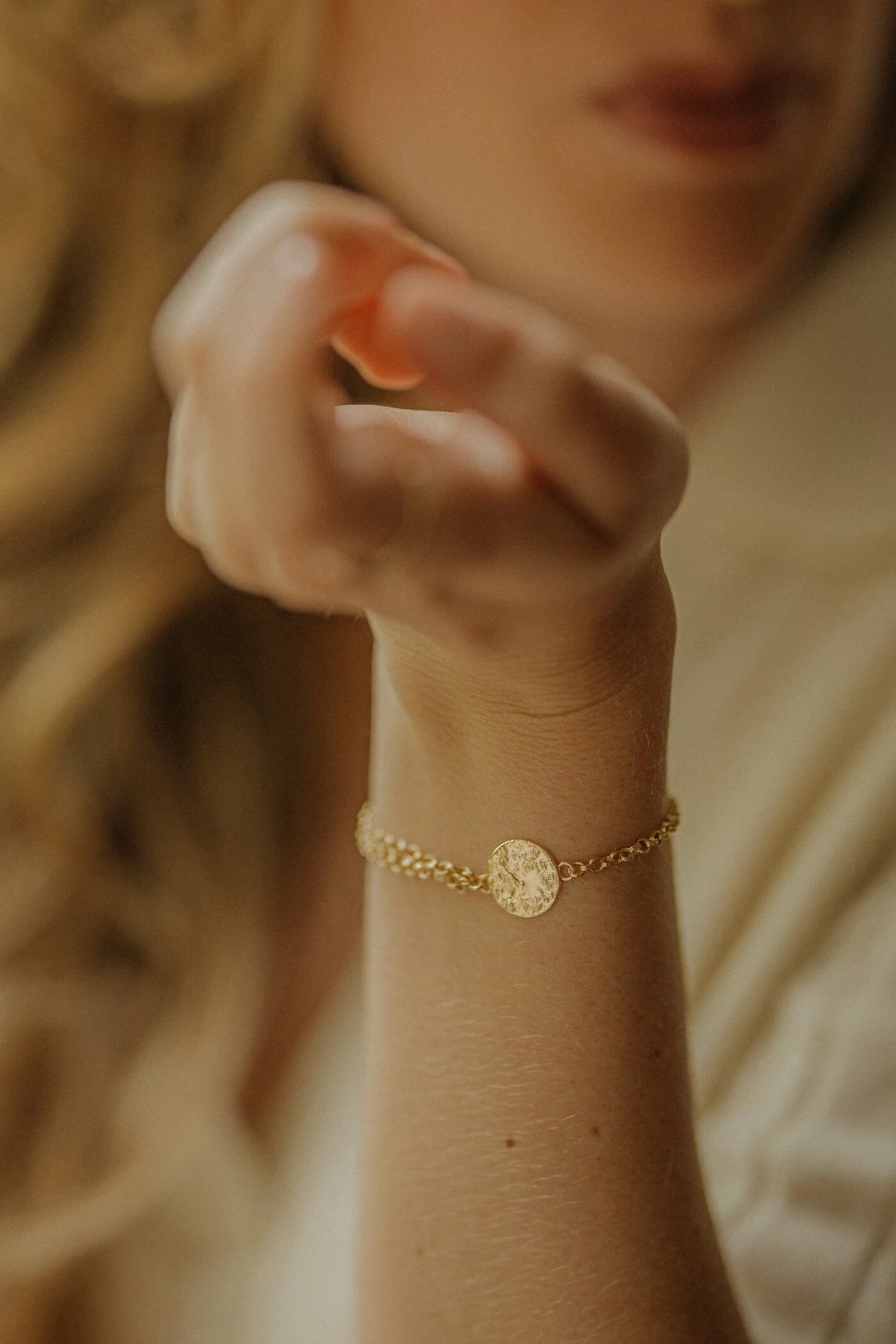 HESTIA - Bracelet rond martelé doré à l'or fin | Doré