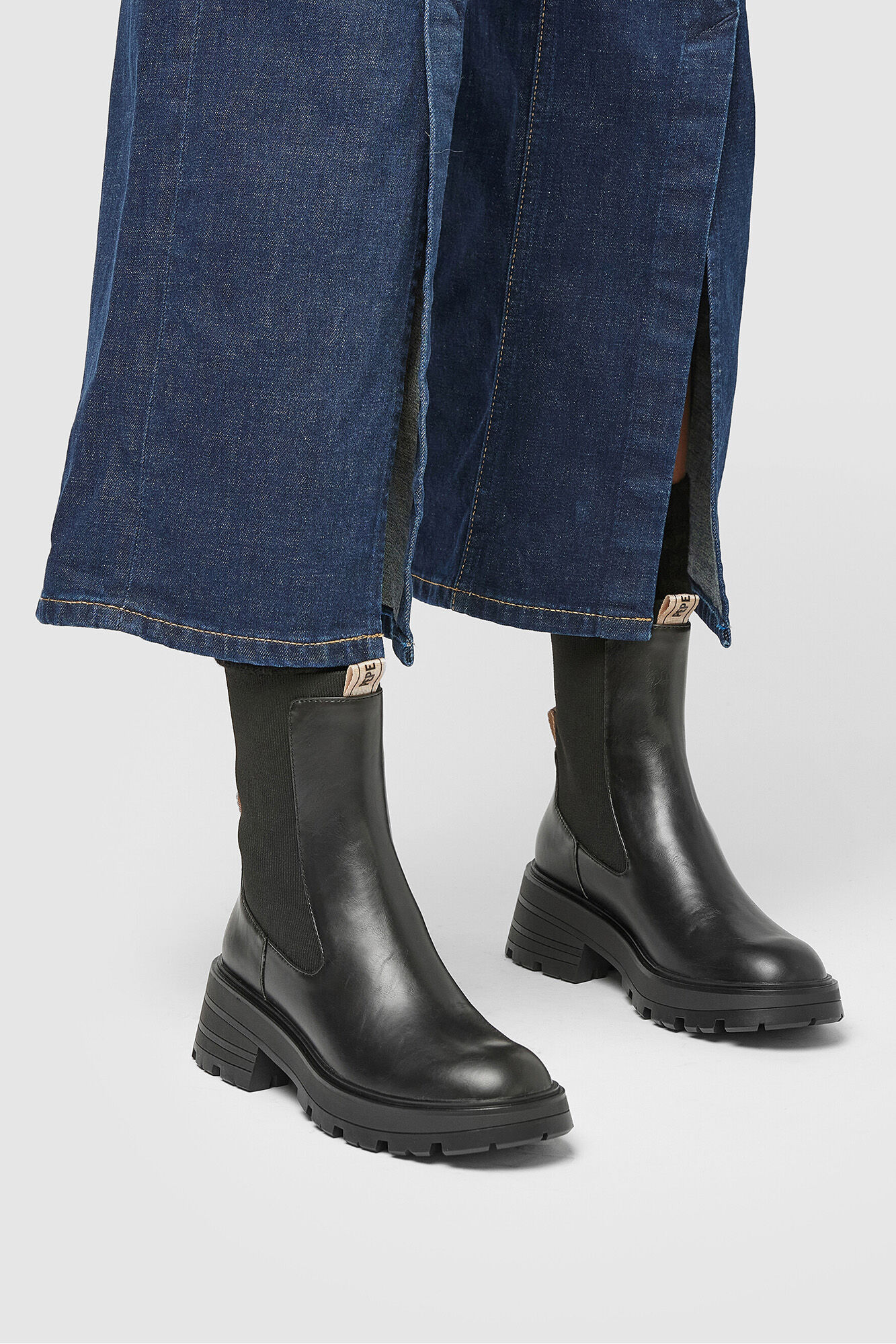 Botas de cano curto com elásticos