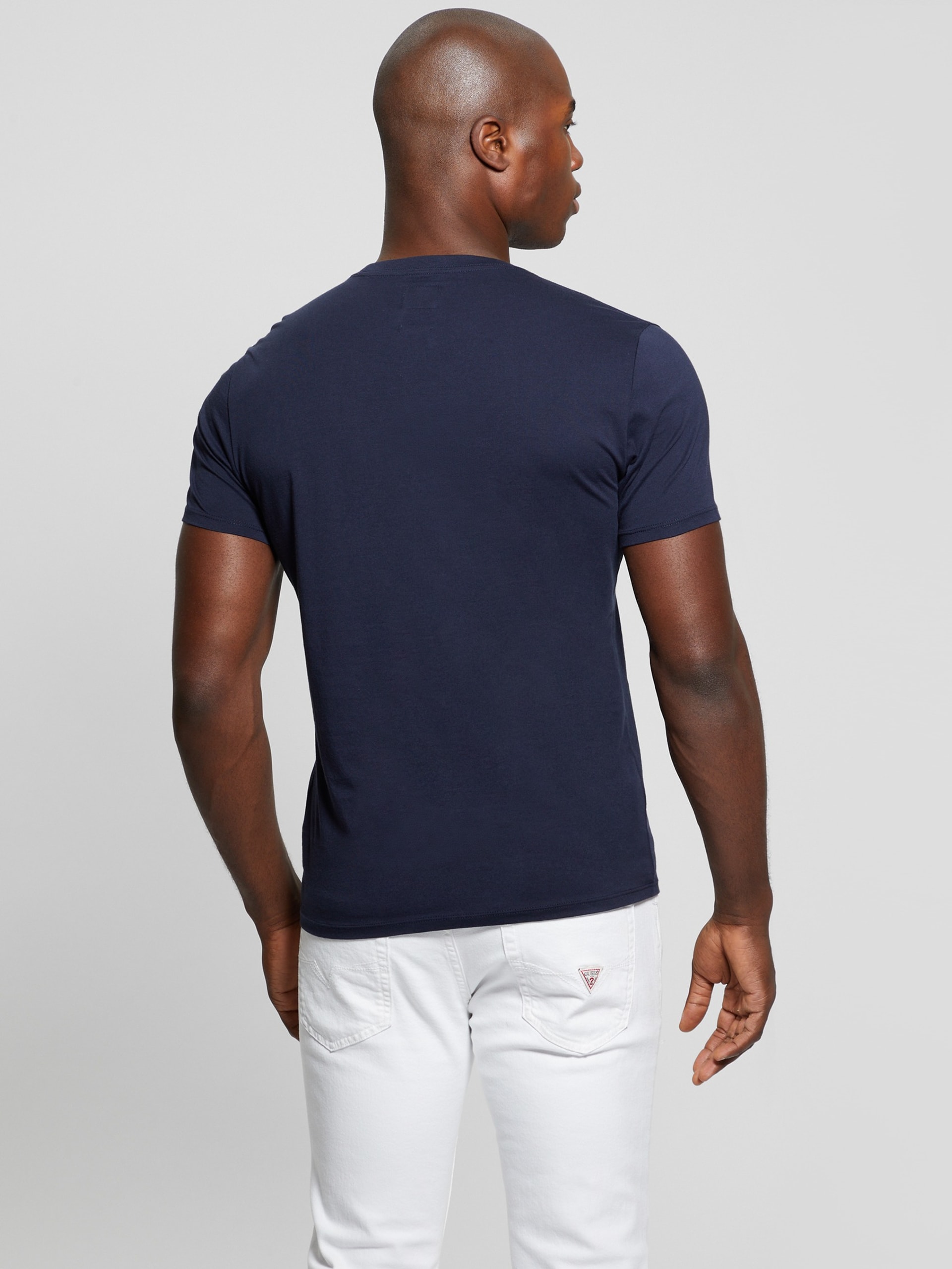 Camiseta com assinatura bordada