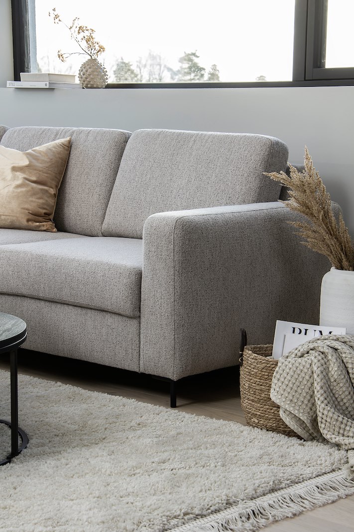 Construct hjørnesofa 2,5-seter med åpen ende venstre i tekstil Monza 60 beige med Talida arm, medium front, skumkomfort og sorte metallben nr 9