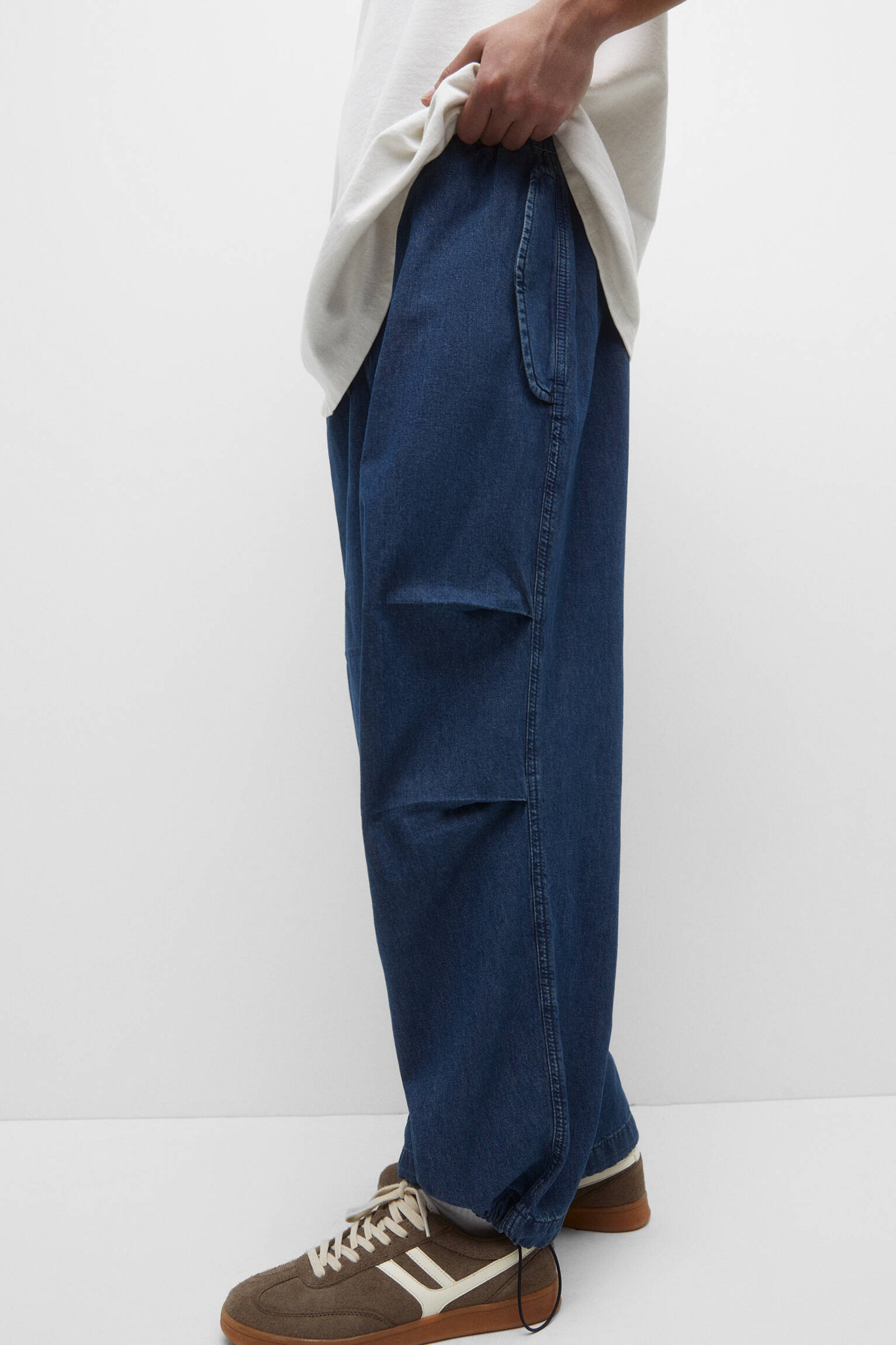 CALÇA JEANS PARACHUTE - AZUL MÉDIO