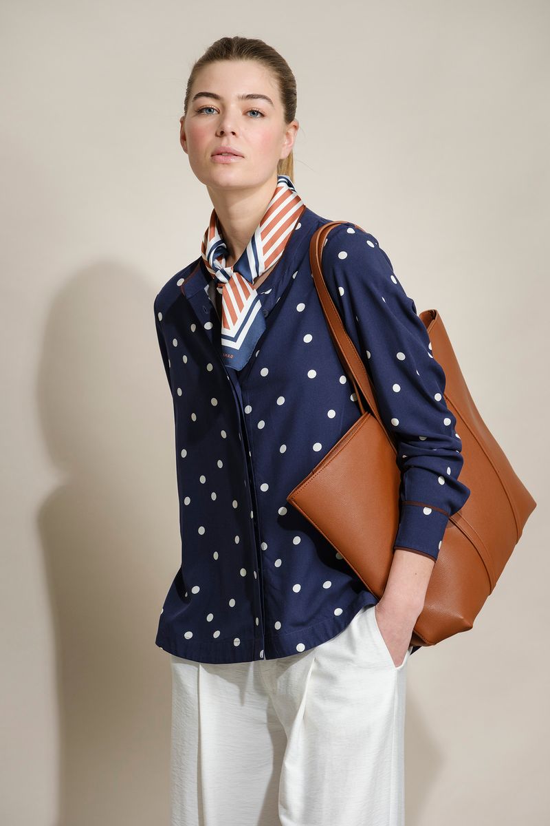 CAMISA POLKA DOTS COM FITA EM CONTRASTE
