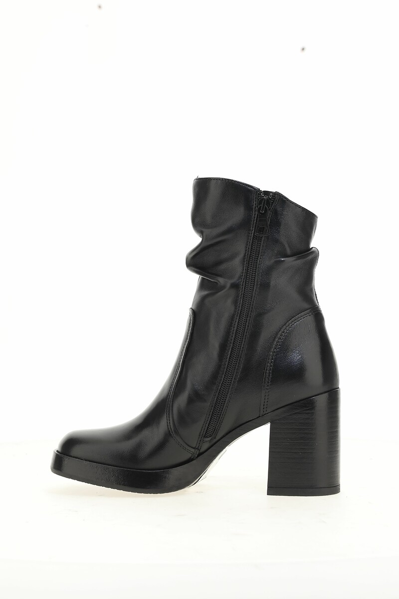MJUS<br>Botas de tornozelo em couro, bico quadrado