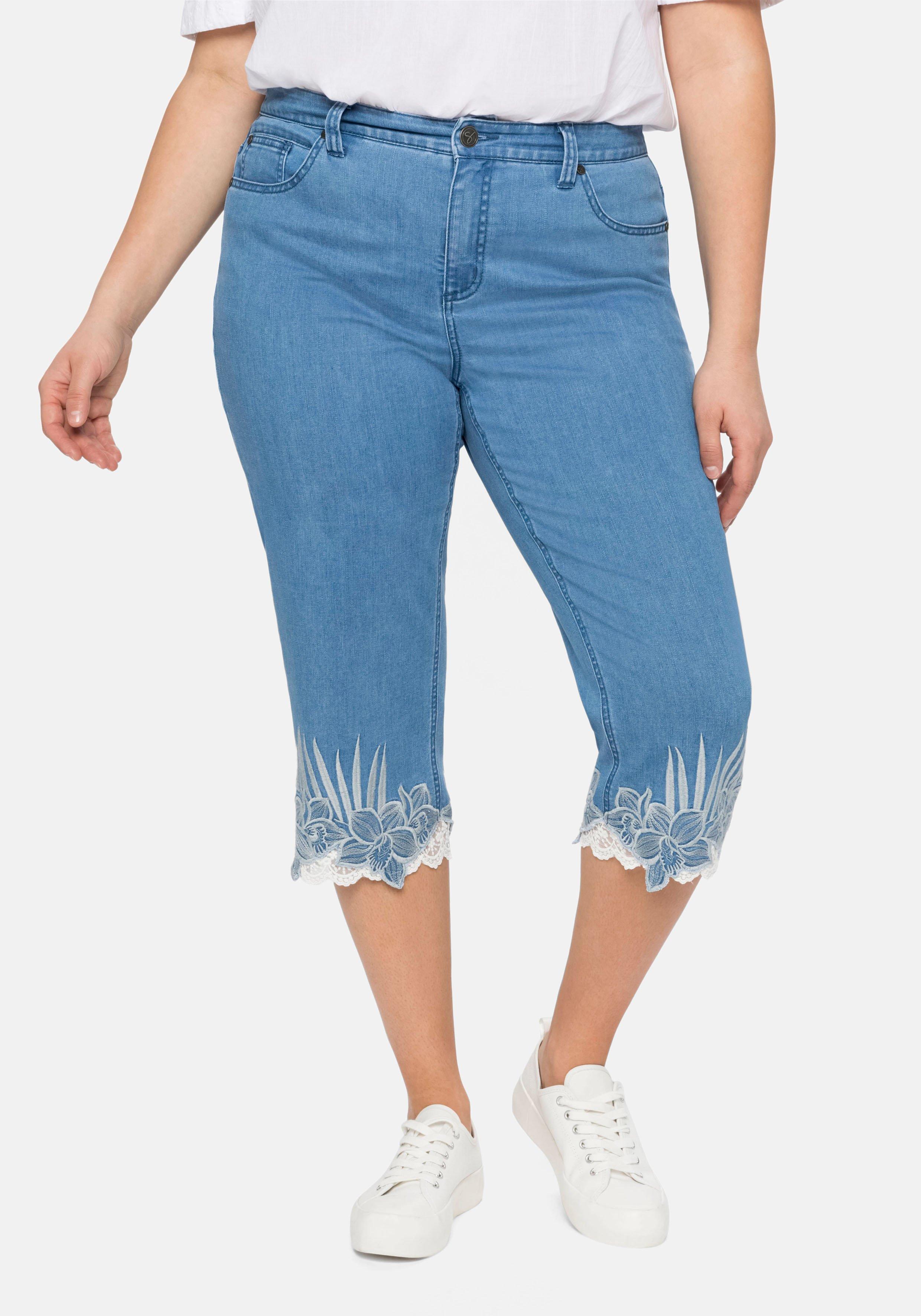 3/4-Jeans mit Stickerei und Spitze am Saum