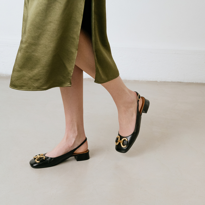Ballerines slingback à bouts carrés et détails dorés  en cuir noir
