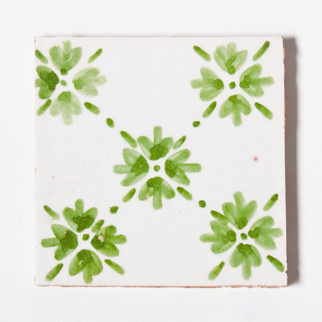 handglasierte Kachel 'feuille de trèfle', grün/weiß, L 10 cm, B 10 cm, H 1cm von fischer's lagerhaus