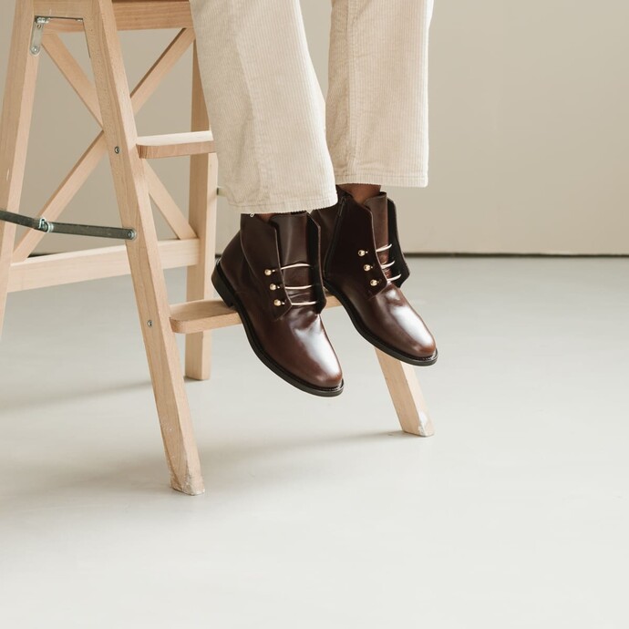 Boots à barres métallisées  en cuir cognac