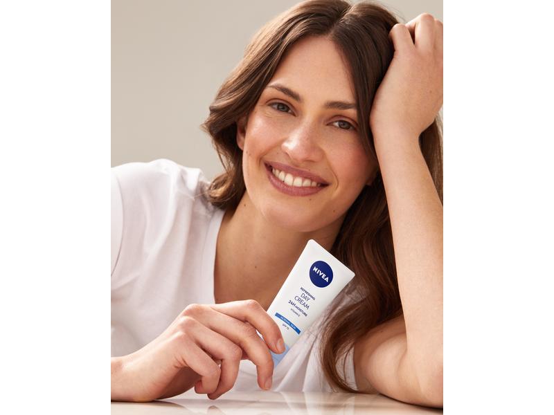 NIVEA Gesichtscrème Erfrischende Tagescreme LSF 15 50 ml Feuchtigkeitsspendende und erfrischende Tagescreme