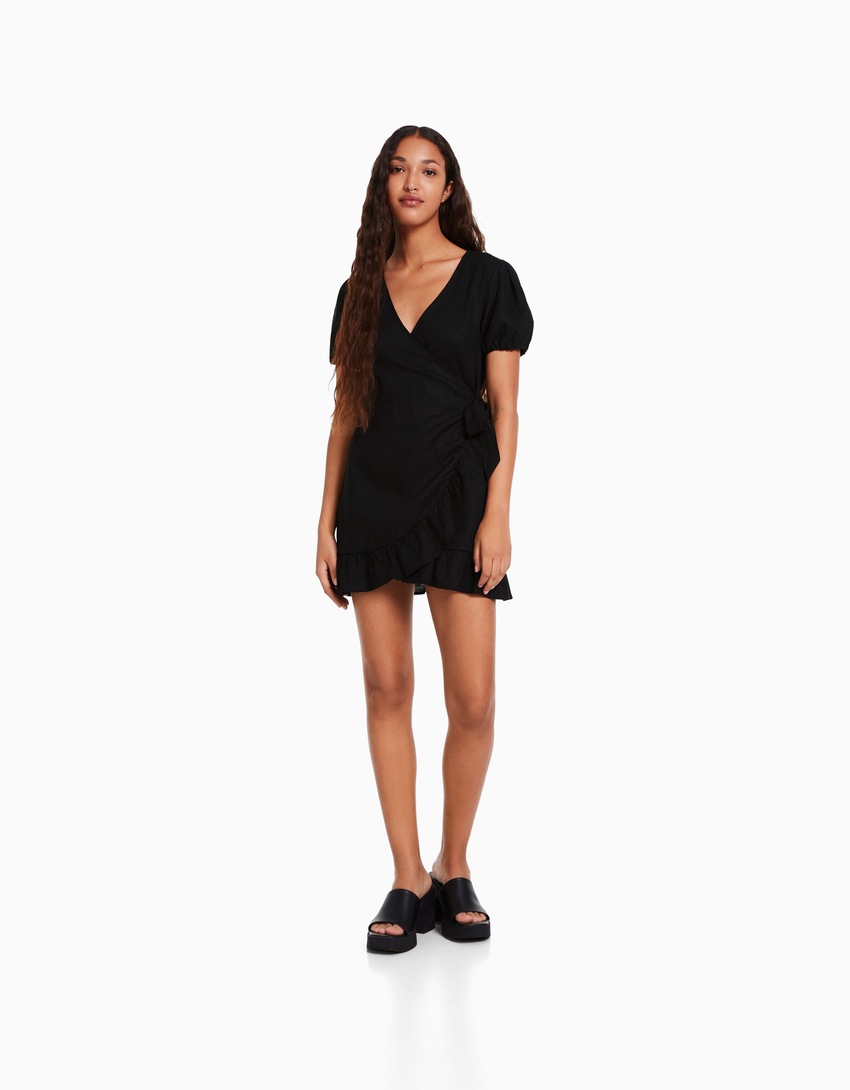Vestido curto de linho com mangas curtas e babados.