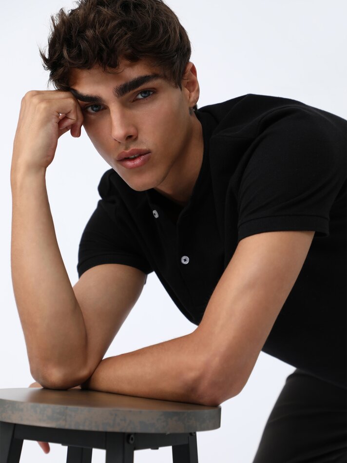 Camisa polo com gola mandarim - Preta