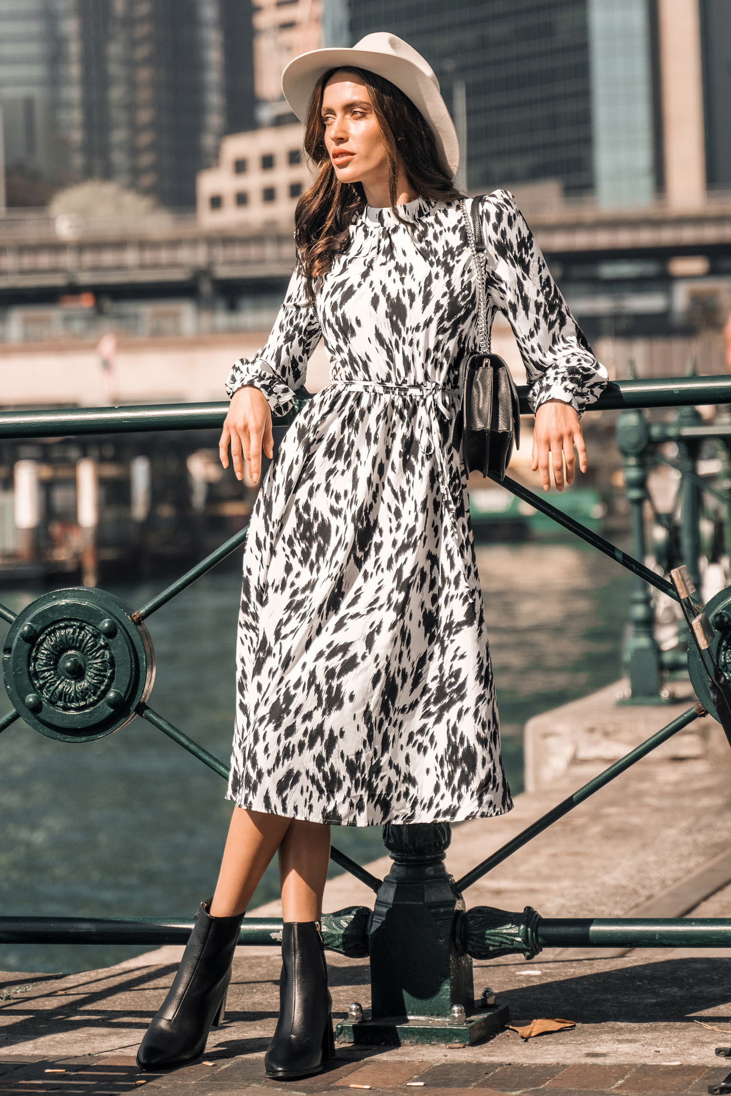Robe midi à col montant et imprimé abstrait