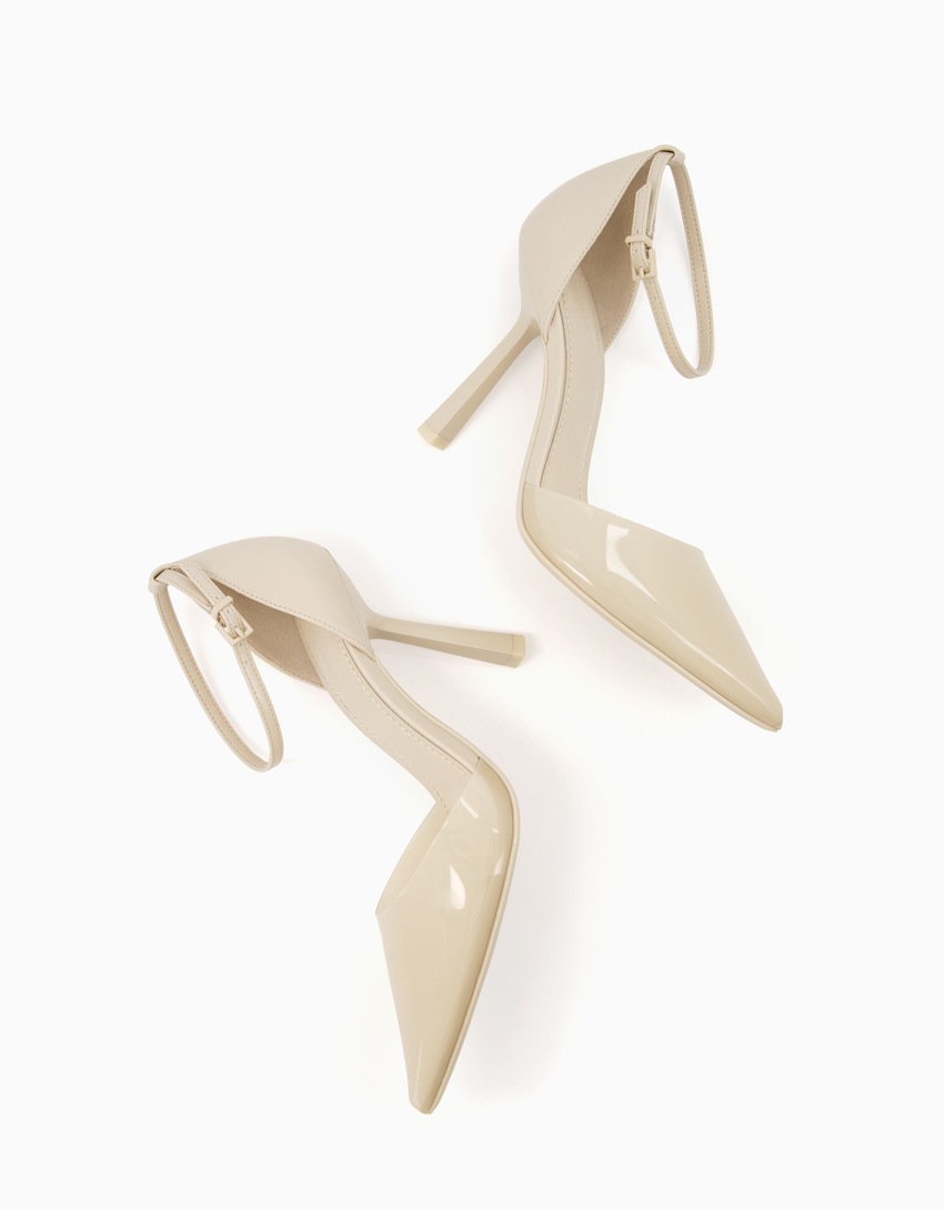 Sapatos de vinil com salto e tira no tornozelo