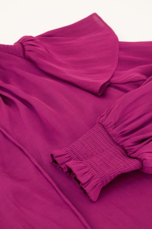 Paarse blouse met ruffles satijnen look