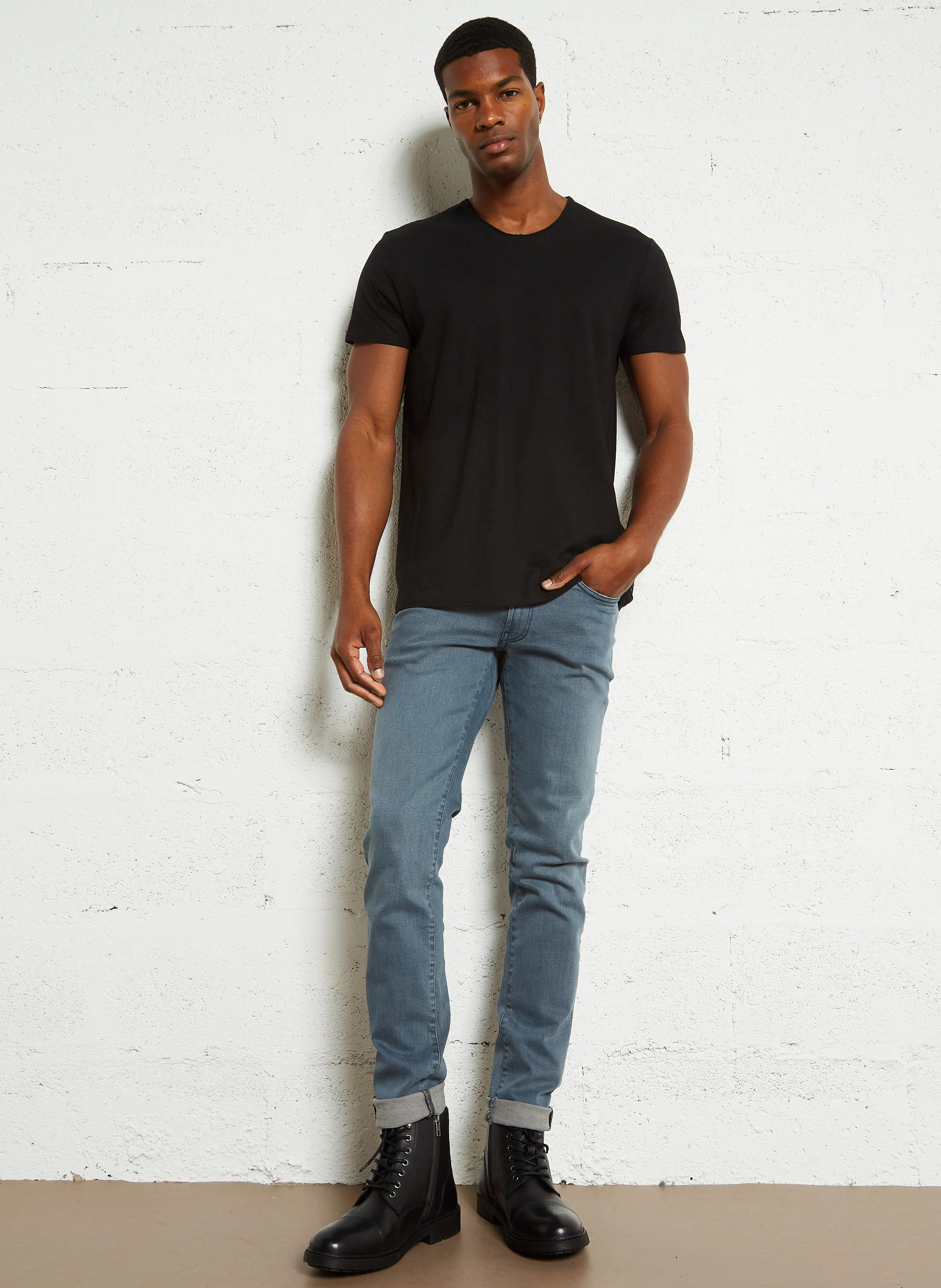 Tee-shirt col V regular-fit en coton | Noir