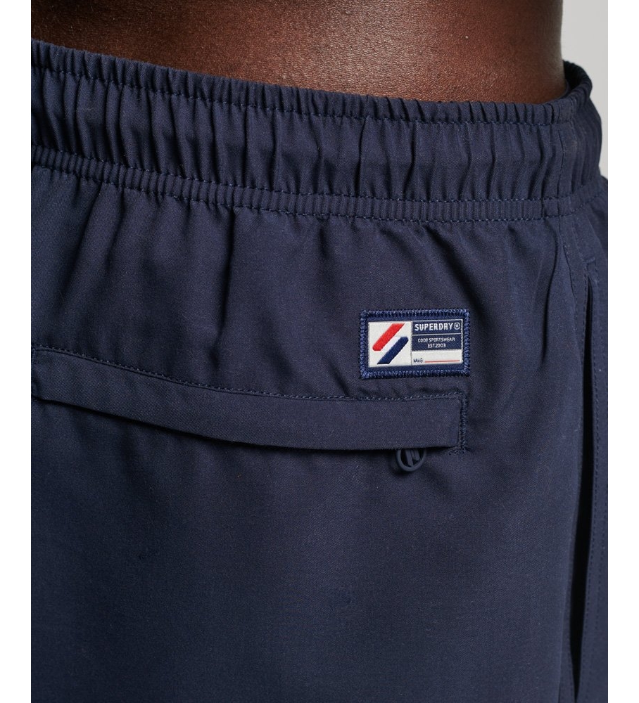 Calção de banho Superdry de 48 cm com apliques, feito de material marinho reciclado.