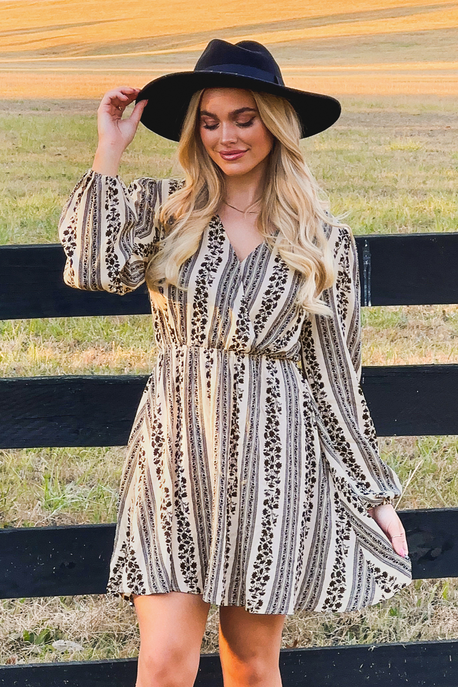 Robe avec col superposé et manches bouffantes à imprimé floral