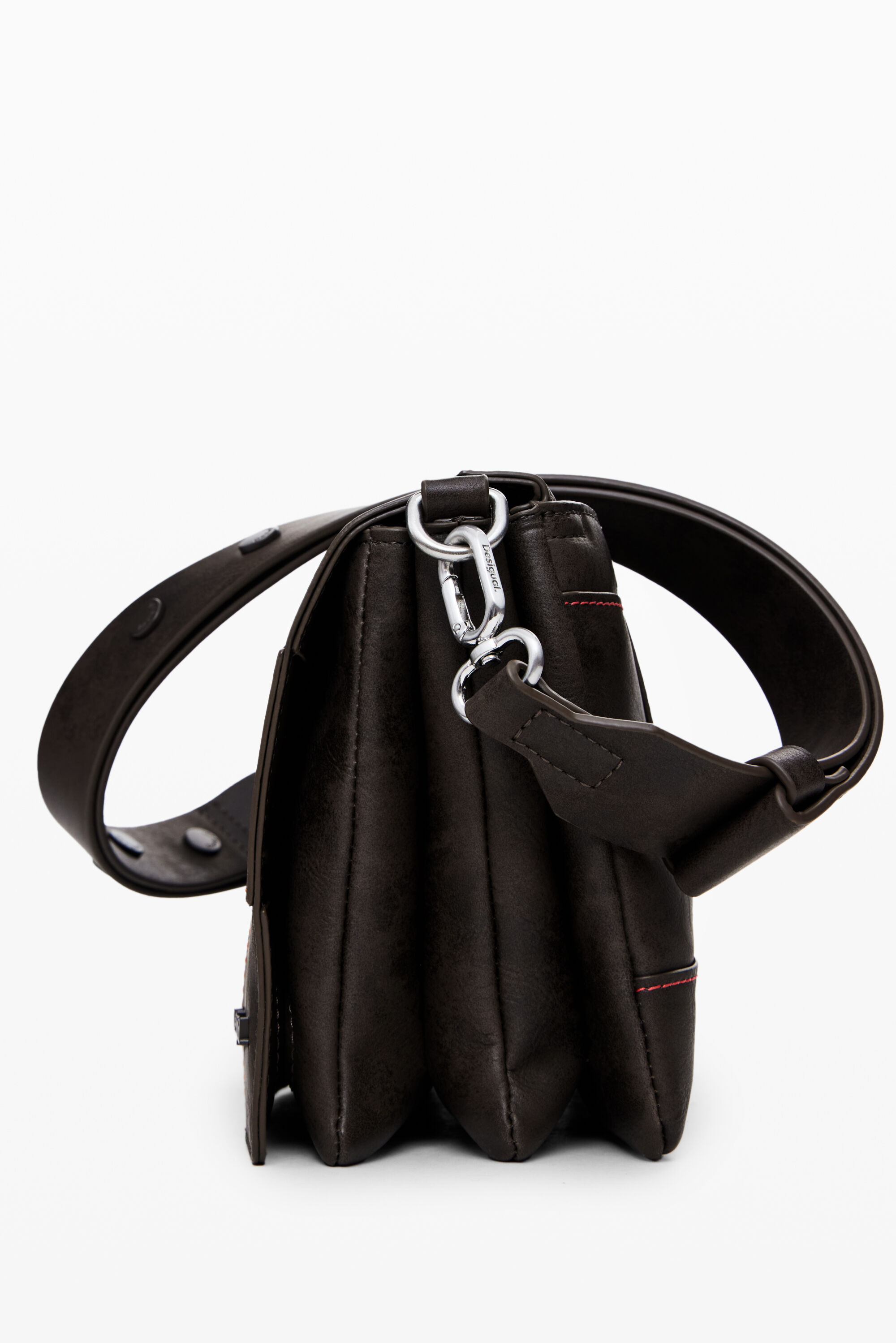 Bolsa trançada com efeito de couro