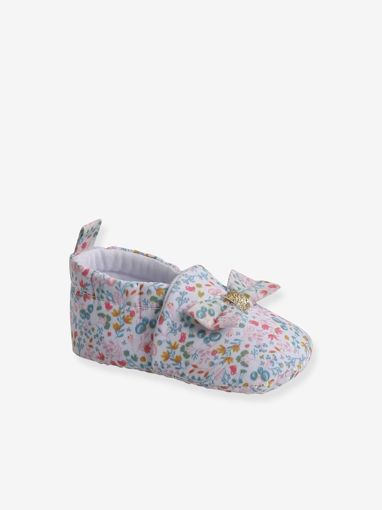 Sapatinhos elásticos para bebê, brancos com estampa.