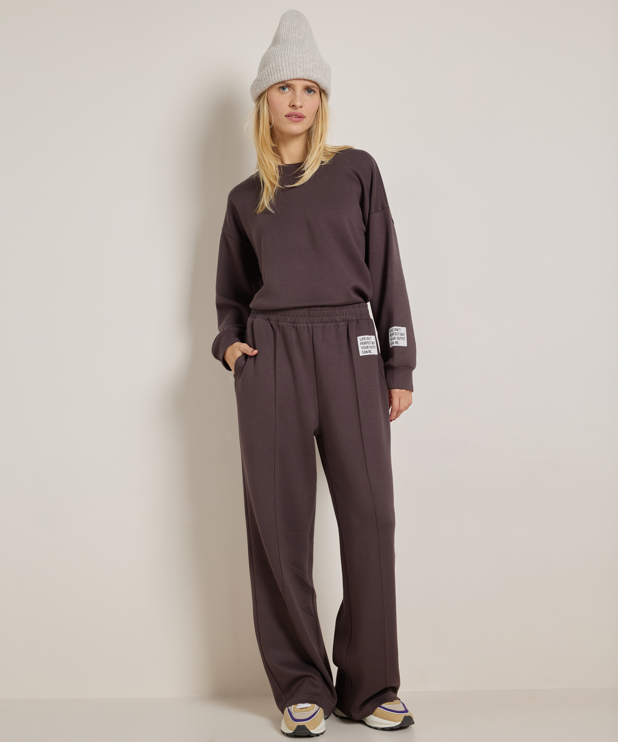 wide fit broek met label