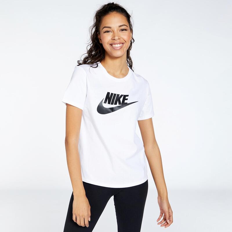 Nike Sportswear Essentials