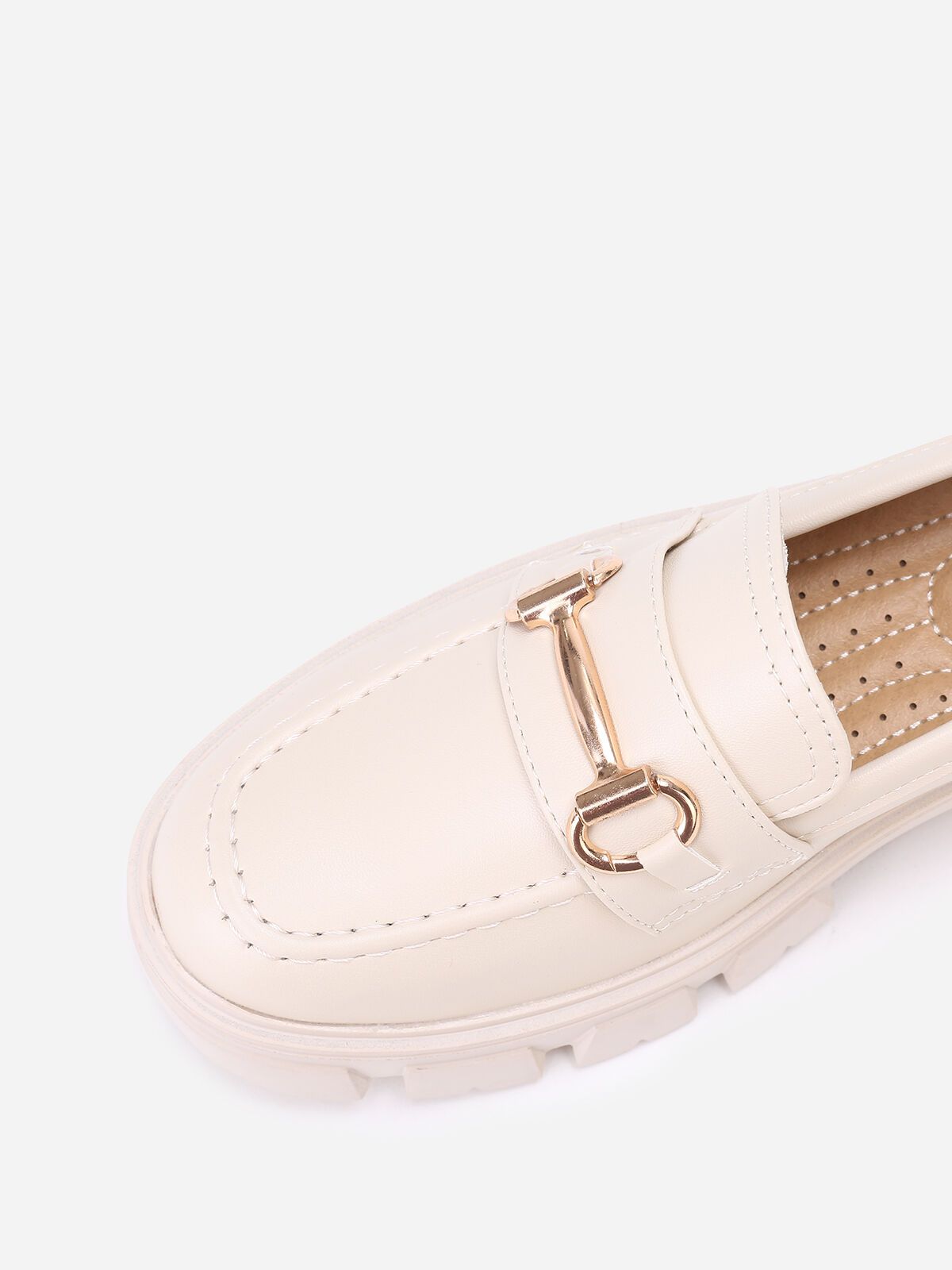Mocassins en simili à bride dorée- Beige