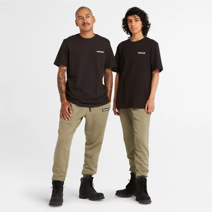 Camiseta unissex de tecido pesado com emblema na cor preta.