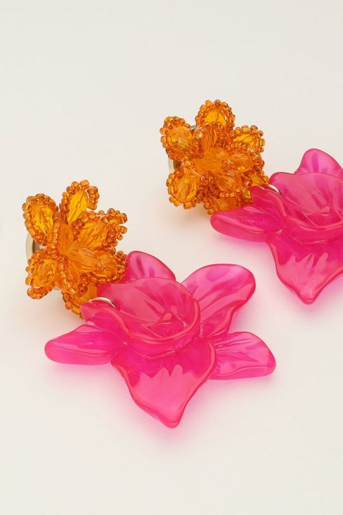 Island oorhangers met oranje en roze bloem
